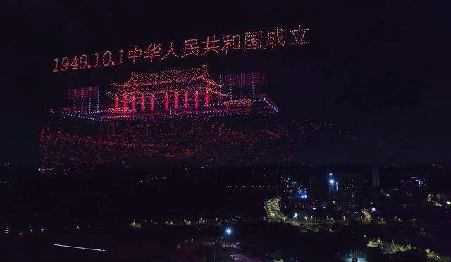 无人机组成东京奥运会徽后拼出地球，1824架无人机组成东京奥运会会徽!