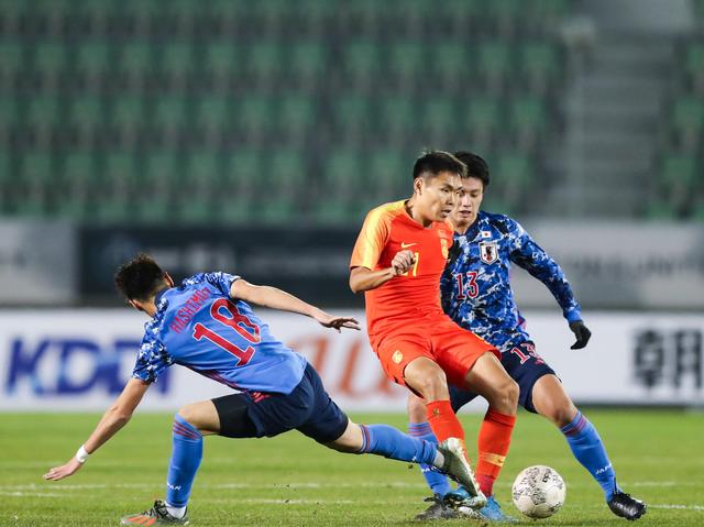 中国男足vs日本男足，中国男足vs日本男足海报!